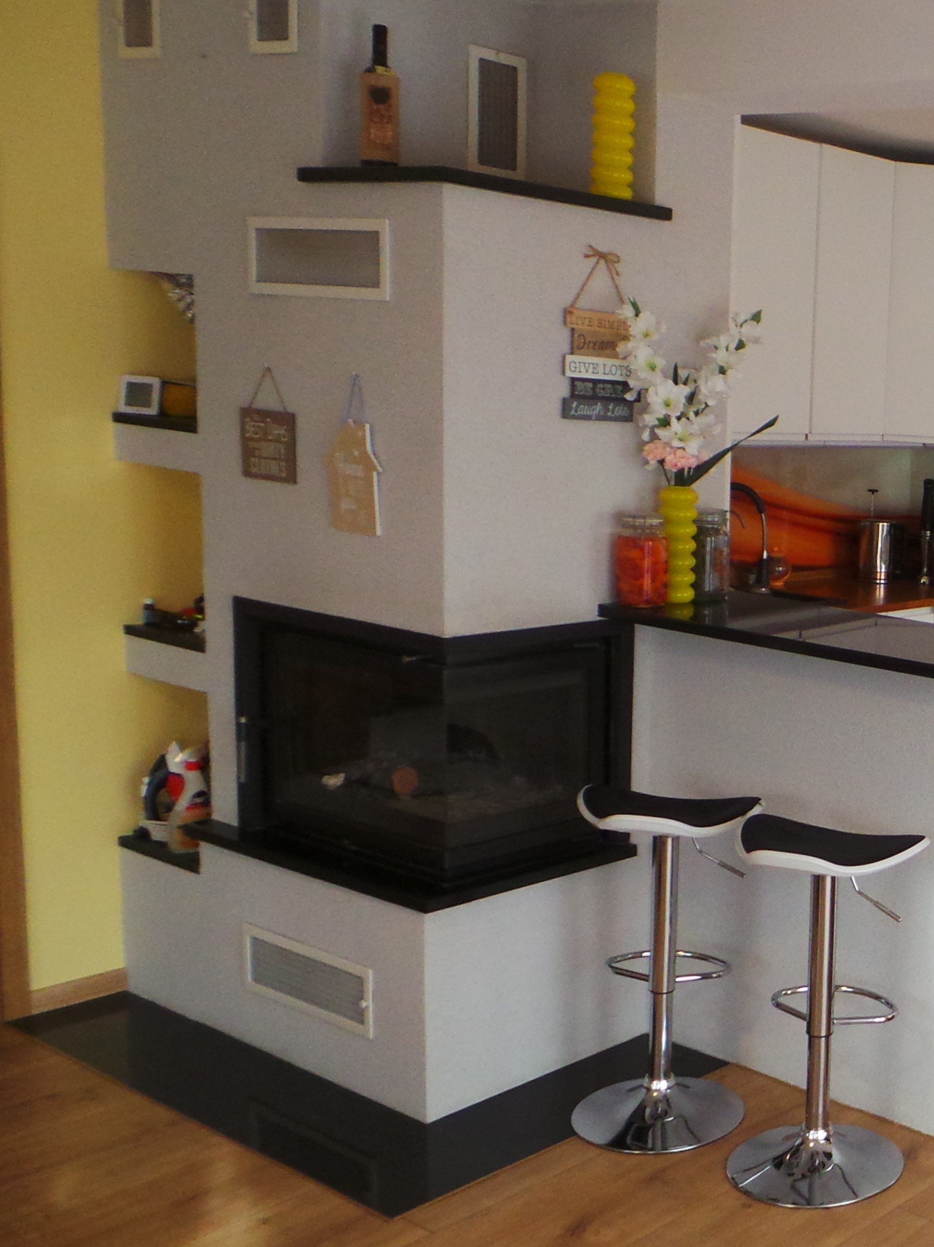 Kominek z wkładem z dodatkową szybą boczną.