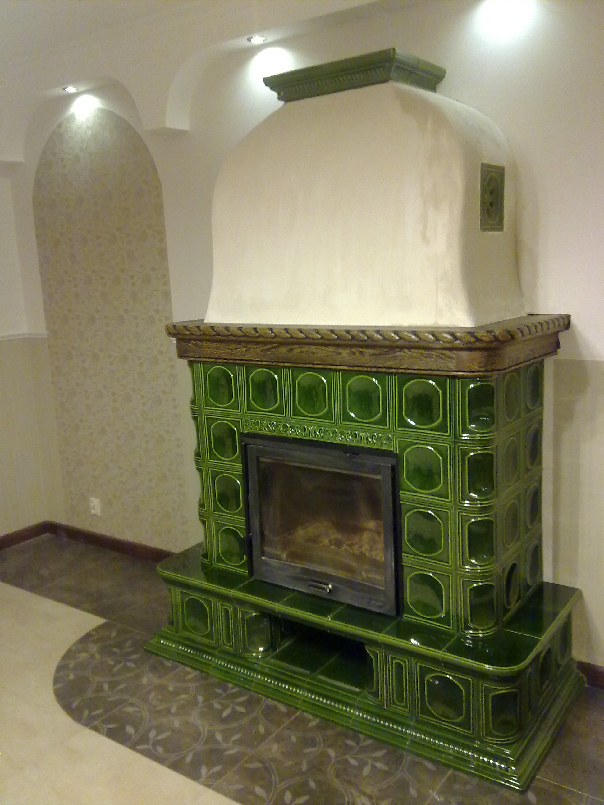 Połączenie kominka z piecem kaflowym - kremowe kafle.